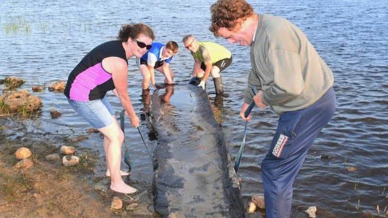 Família com barco de 4 mil anos encontrado em lago na Irlanda - Divulgação