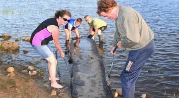 Família com barco de 4 mil anos encontrado em lago na Irlanda - Divulgação