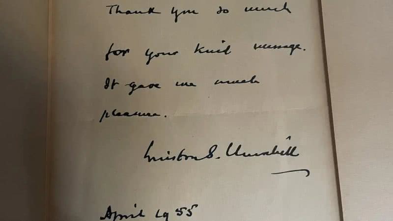 Carta com a assinatura de Winston Churchill - Divulgação/ Redes Sociais