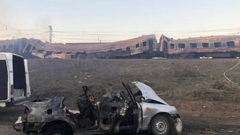 trem e carro atingidos por ataque russo na cidade de Dnipropetrovsk. - Reprodução/Twitter/@DmytroKuleba