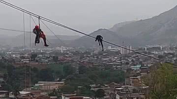 Bombeiros usando técnicas de rapel para salvar homem - Divulgação/Corpo de Bombeiros Militar do Estado do Rio de Janeiro (CBMERJ)