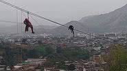 Bombeiros usando técnicas de rapel para salvar homem - Divulgação/Corpo de Bombeiros Militar do Estado do Rio de Janeiro (CBMERJ)