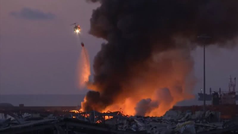 Momento em que bombeiros tentam apagar o fogo da explosão - Divulgação/YouTube/WELT/05.08.2020