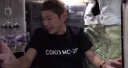 Yusaku Maezawa em um módulo dentro da ISS - Divulgação / YouTube / Yusaku Maezawa