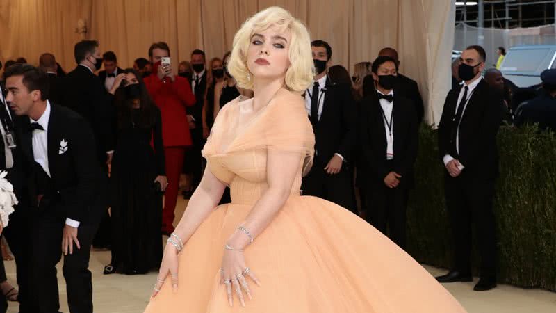 Fotografia de Billie Eilish no tapete vermelho do Met Gala - Getty Images