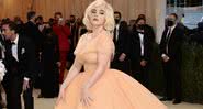 Fotografia de Billie Eilish no tapete vermelho do Met Gala - Getty Images