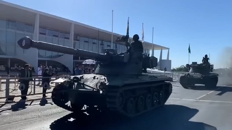 Blindados desfilando em frente ao Palácio do Planalto - Divulgação/YouTube/Diário do Nordeste