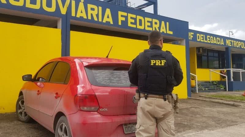 Carro parado na blitz que revelou uma farsa de 14 anos - Divulgação / Polícia Rodoviária Federal