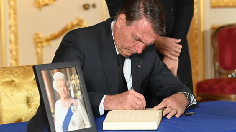 Bolsonaro assina livro de condolências da rainha Elizabeth II - Getty Images