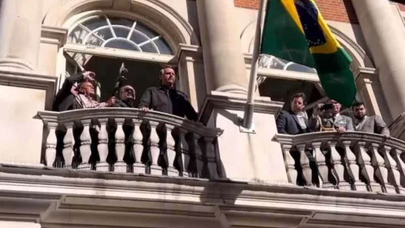 Bolsonaro discursando em varanda em Londres - Divulgação / Twitter / @BolsonaroSP