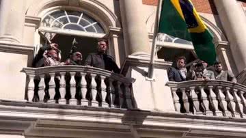 Bolsonaro discursando em varanda em Londres - Divulgação / Twitter / @BolsonaroSP