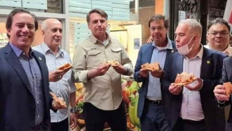 Bolsonaro come pizza junto de ministros - Divulgação / Instagram / Gilson Machado