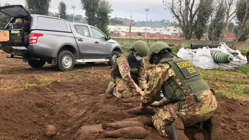 Militares realizam operação de retirada - Divulgação / A.S. Roma