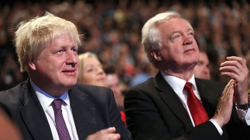 Boris Johnson ao lado de David Davis - Getty Images