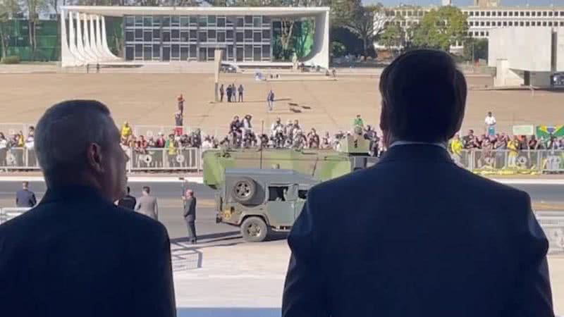 Bolsonaro acompanha o desfile - Divulgação/Vídeo