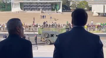 Bolsonaro acompanha o desfile - Divulgação/Vídeo