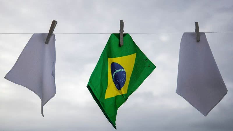 Bandeira do Brasil disposta junto de bandeiras brancas - Getty Images