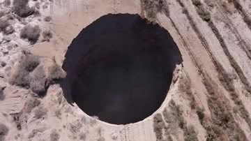 Sumidouro gigante no deserto do Atacama, no Chile - Divulgação/Facebook/Cristóbal Zúñiga