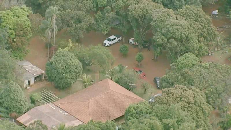 Policiais fazendo buscas pela região onde Lázaro pode estar - Divulgação/ TV Globo