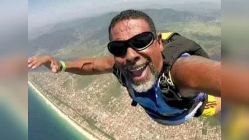 Foto do cabo Jorge Luiz Dantas durante salto de paraquedas - Divulgação / Redes Sociais