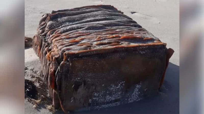 Fotografia de uma das caixas encontradas na praia do Sossego - Divulgação/WhatsApp