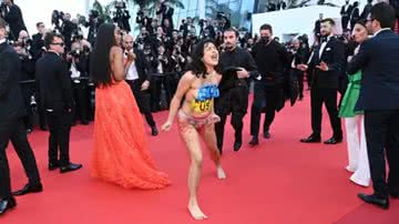 Mulher protesta no tapete vermelho no Festival de Cannes contra a guerra na Ucrânia. - Getty Images