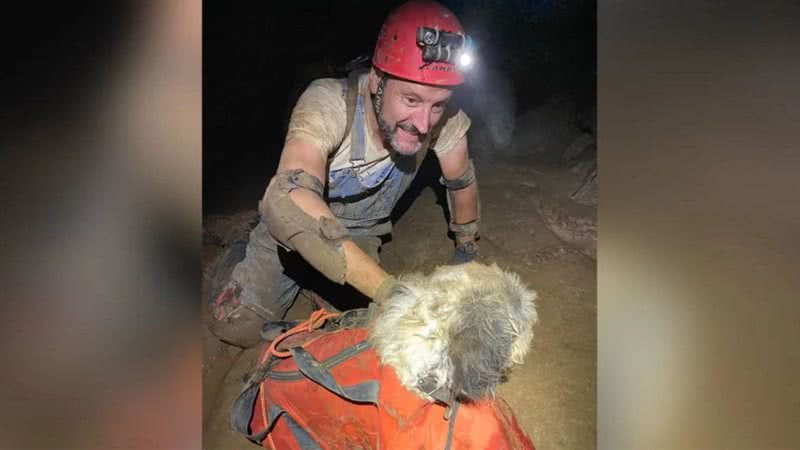 Espeleólogo resgatando cadela em caverna nos EUA - Divulgação/Rick Haley