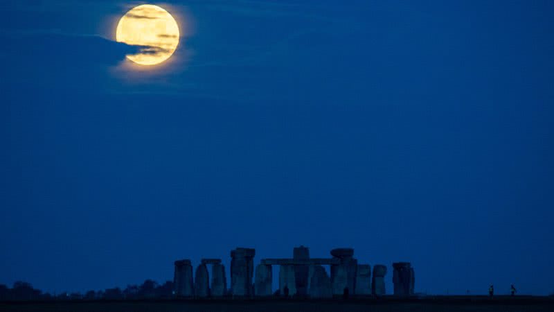 'Lua de Sangue' vista perto do Stonehenge, na Inglaterra - Getty Images