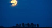 'Lua de Sangue' vista perto do Stonehenge, na Inglaterra - Getty Images