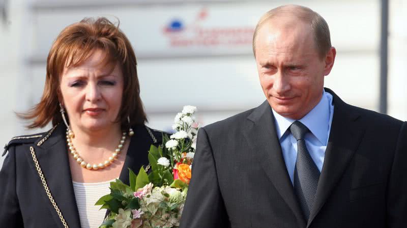 Putin ao lado de Lyudmila Ocheretnaya - Getty Images