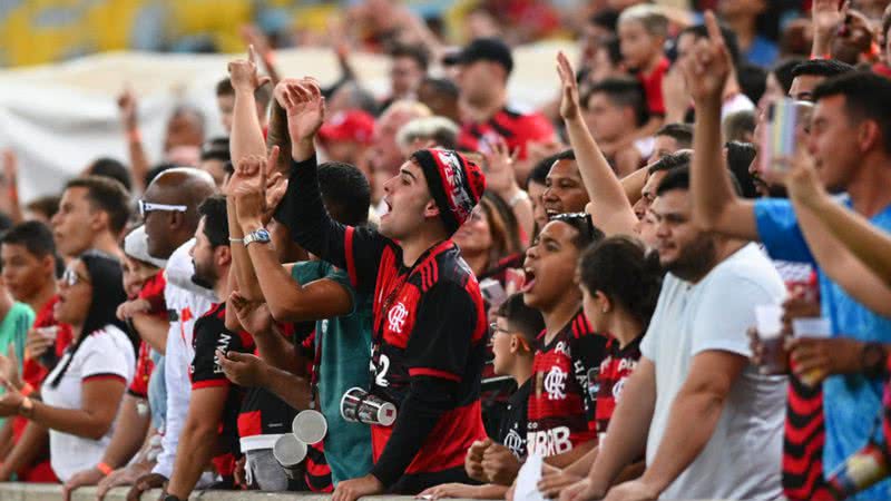 Imagem ilustrativa de torcedores do Flamengo torcendo pelo time de futebol - Andre Borges/Getty Images