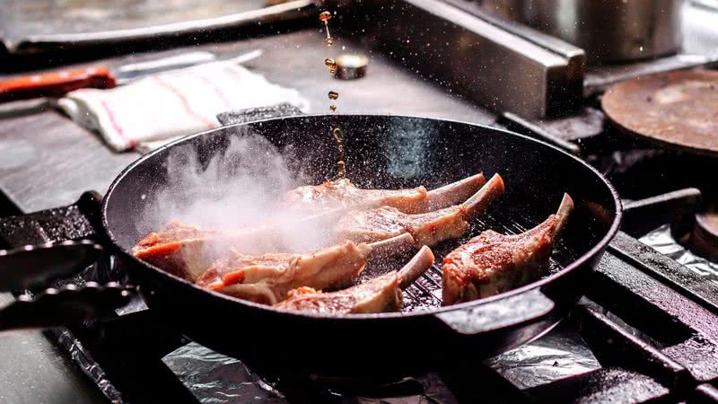 Fotografia meramente ilustrativa de carne sendo preparada - Divulgação/ Freepik/ KamranAydinov