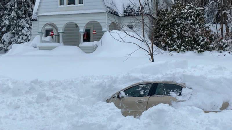 Fotografia do carro repleto de neve - Divulgação/Facebook/New York State Police