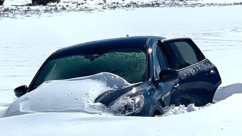 Carro de Jerry Jouret, de 81 anos, soterrado na neve - Divulgação/Polícia Rodoviária da Califórnia