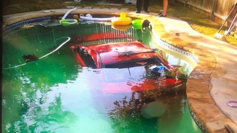 Imagens do carro vermelho na piscina - Divulgação/Twitter