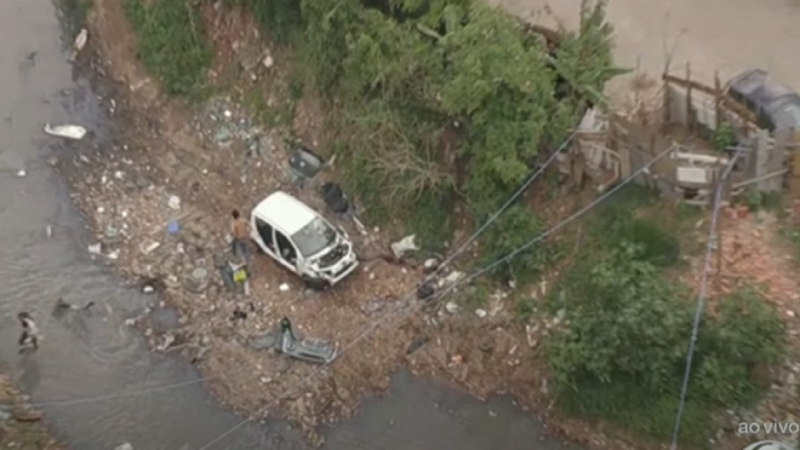 Carro que foi roubado e estava sendo desmanchado - Divulgação/Brasil Urgente