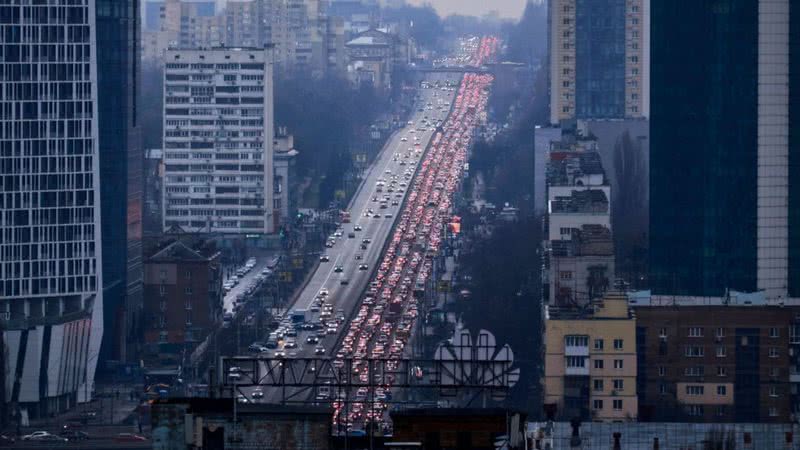 Trânsito de habitantes de Kiev, na Ucrânia, tentando deixar a cidade - Getty Images