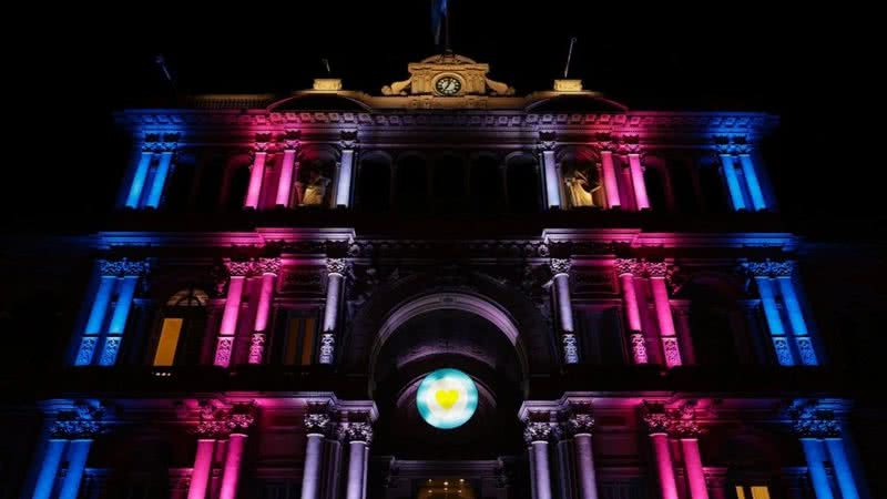 Casa Rosada iluminada nas cores rosa, azul e branco - Divulgação / Twitter / CasaRosada