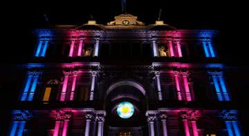 Casa Rosada iluminada nas cores rosa, azul e branco - Divulgação / Twitter / CasaRosada