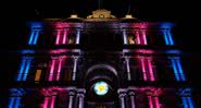 Casa Rosada iluminada nas cores rosa, azul e branco - Divulgação / Twitter / CasaRosada