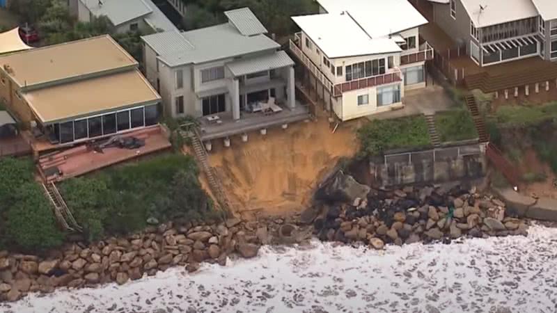 Cena do vídeo em que é possível ver algumas casas destruídas - Youtube/ABC News