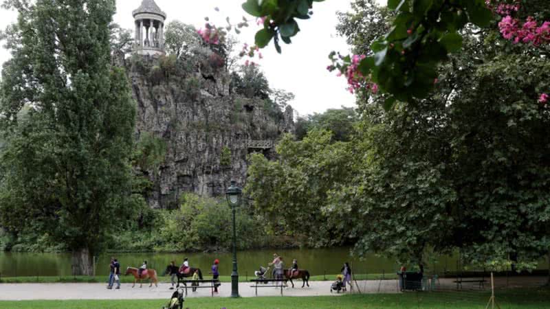 O parque Buttes-Chaumont, em Paris - Reprodução/Twitter