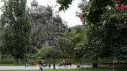 O parque Buttes-Chaumont, em Paris - Reprodução/Twitter