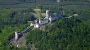 Fotografia aérea do Castelo Houska - Divulgação/ Wikimedia Commons/ Arquivo Pessoal/ Jan Sovka aka sovicka