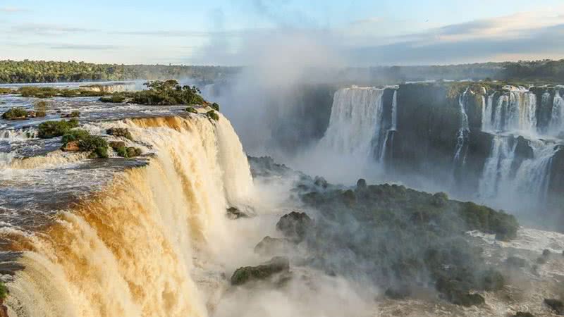 Fotografia aérea das Cataratas do Iguaçu - Foto por Mayra Villas Boas Francisco Zamulko pelo Wikimedia Commons