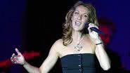 Fotografia de Céline Dion em show de 2004 - Getty Images