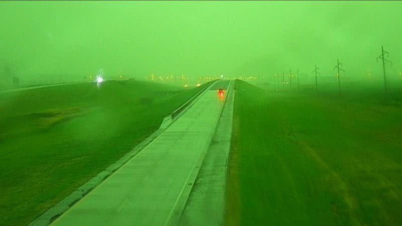 Céu verde na cidade de Sioux Falls, nos EUA - Divulgação/Twitter/@WeatherHx