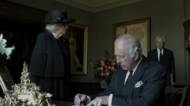 Imagem de rei Charles III assinando livro de visitantes de museu na Irlanda do Norte - Reprodução/Vídeo/G1