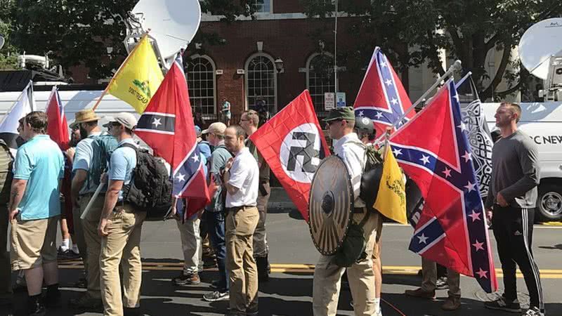 Manifestantes neonazistas na manifestação em Charlottesville em 2017 - Anthony Crider via Wikimedia Commons