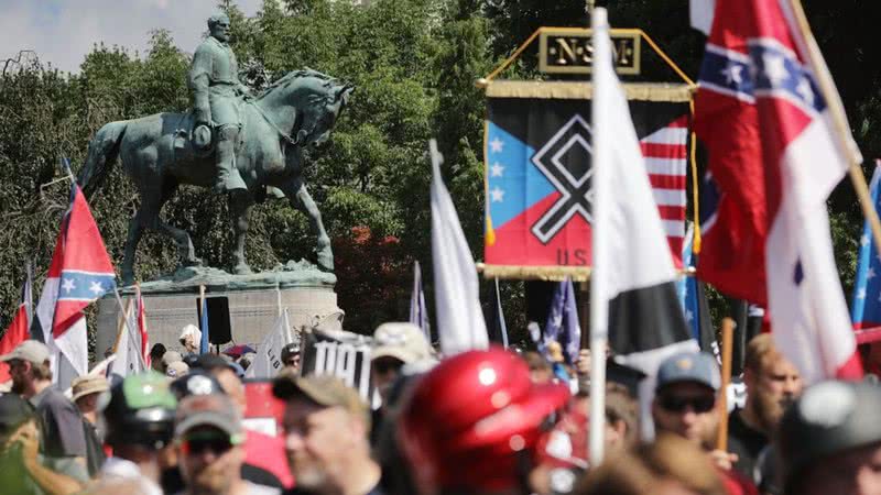 Manifestantes de extrema-direita em Charlottesville, nos EUA, em 2017 - Getty Images